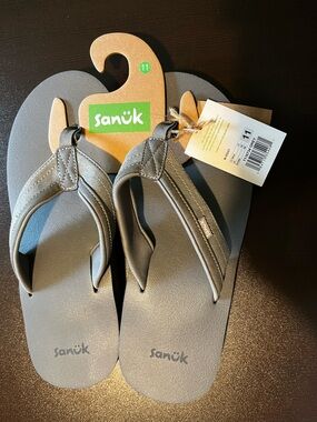 Sanuk, NWT, men’s Ziggy flip flops. Size 11